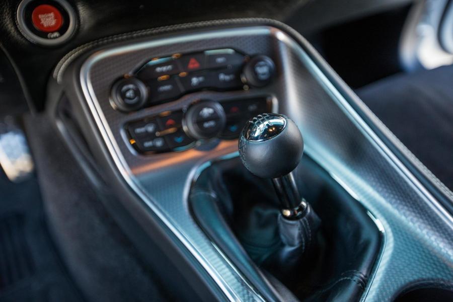 Детали интерьера Dodge Challenger SRT Hellcat 2016 года  (фото 45 из 73)
